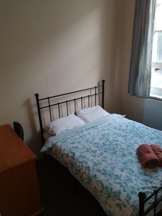 Bell House Hostel Лондон Экстерьер фото