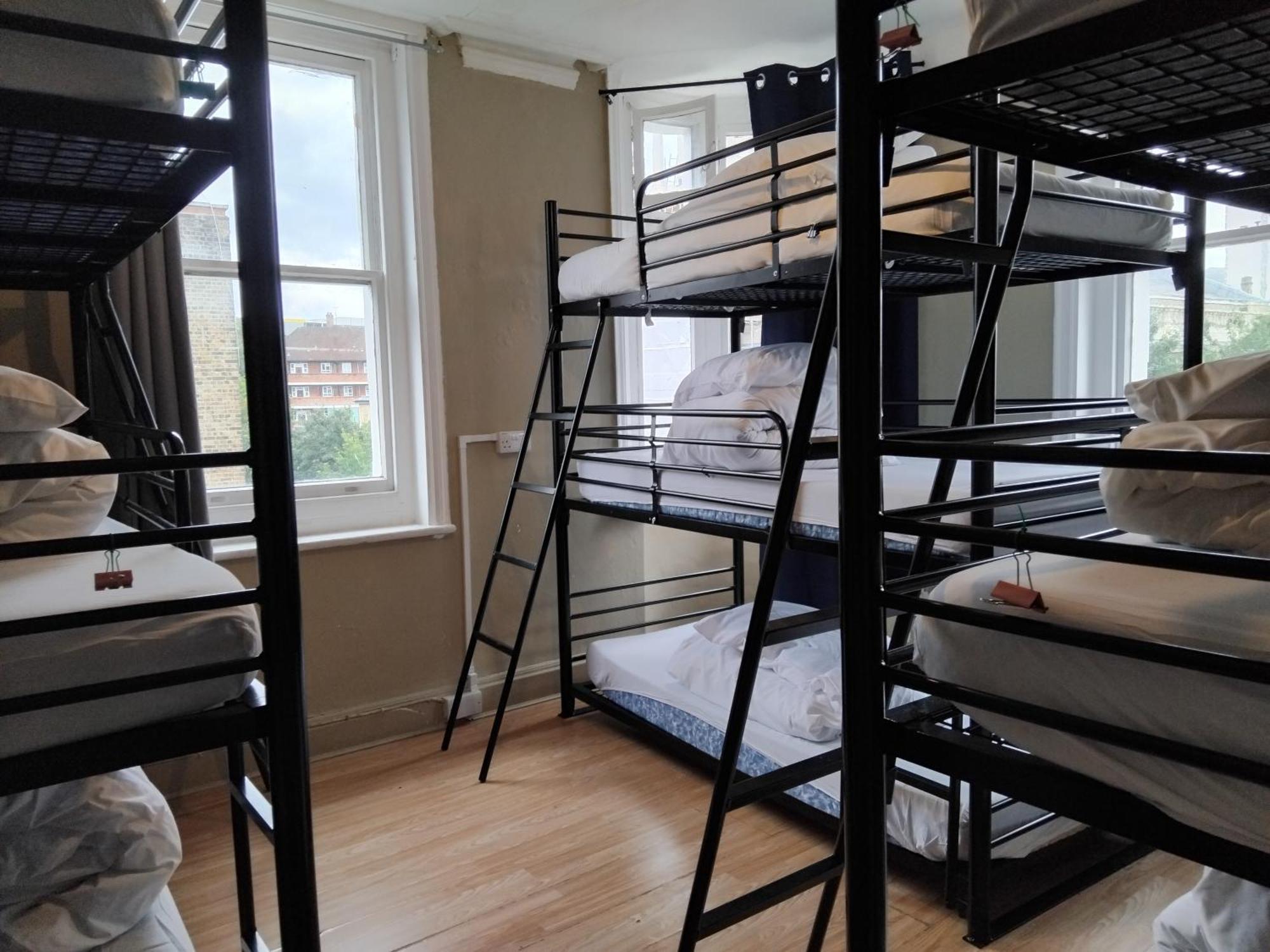 Bell House Hostel Лондон Экстерьер фото